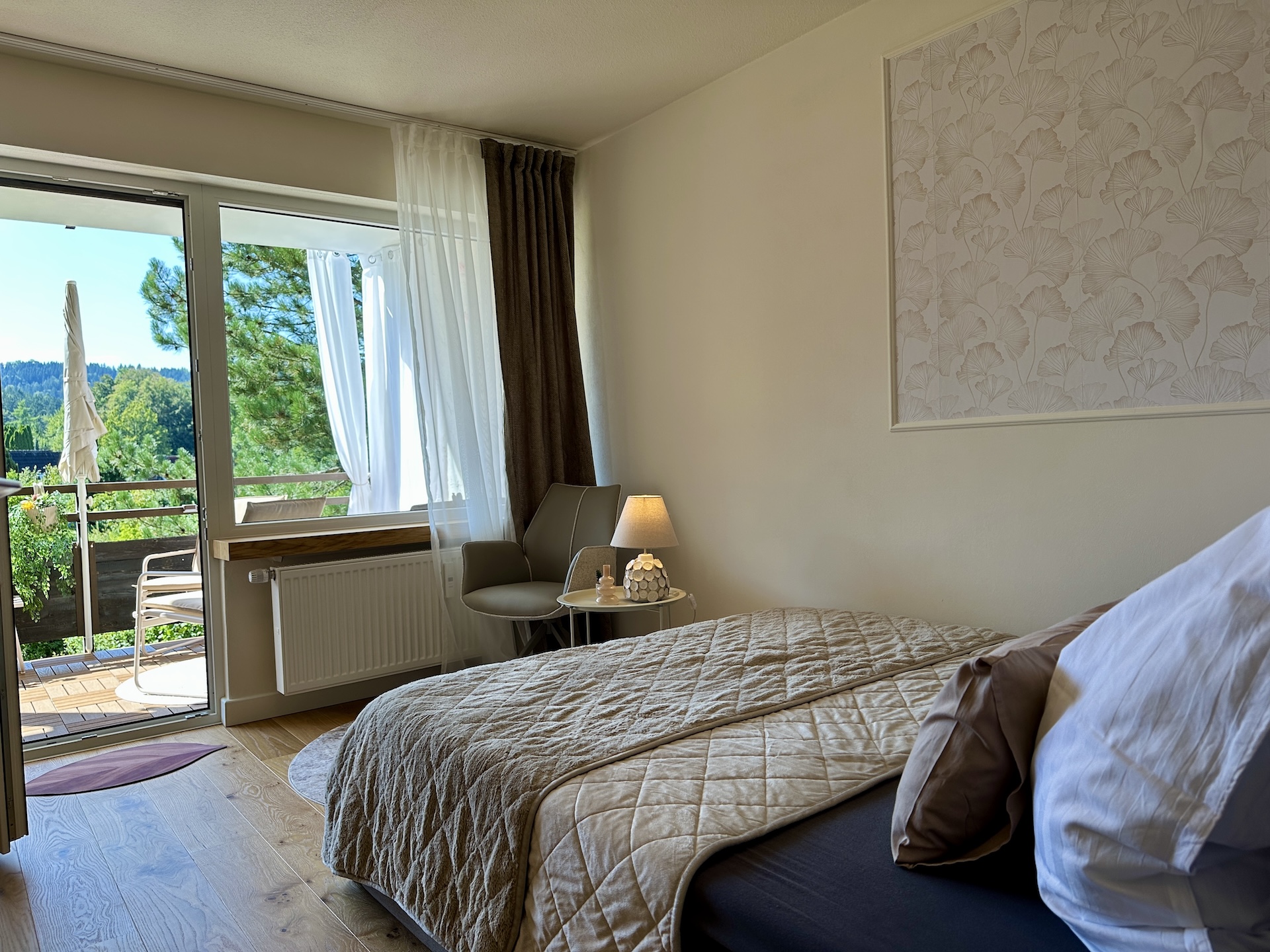 Hauptschlafzimmer mit Queensize-Bett