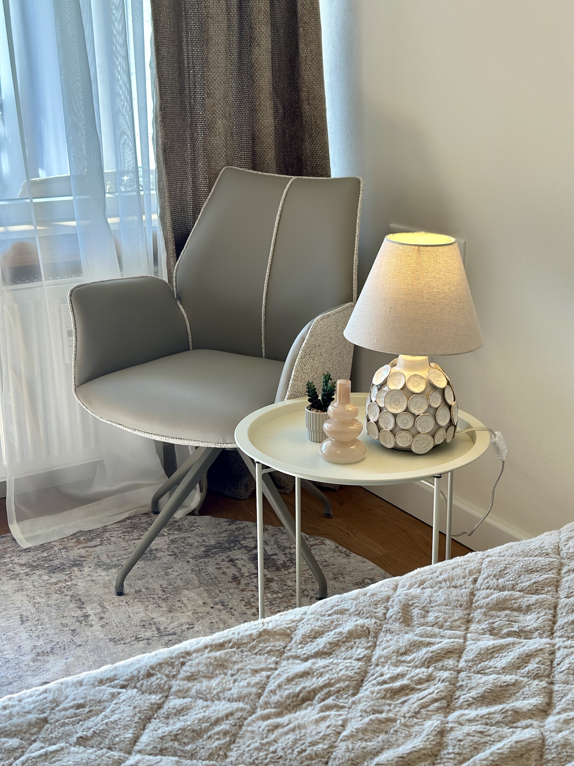 Gemütliche Leseecke mit Sessel und Leuchte